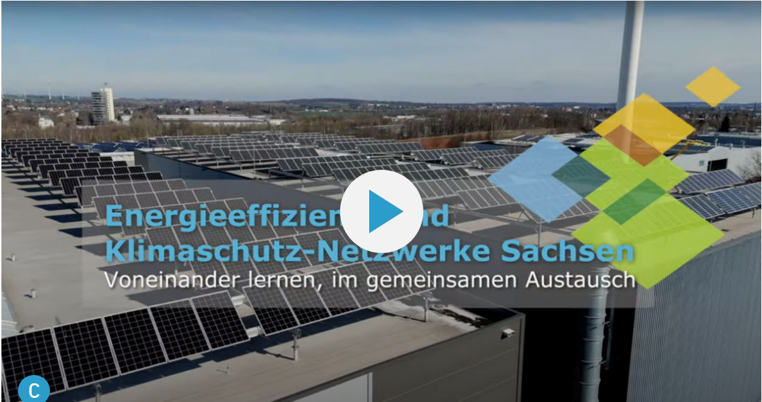 Industriedach aus der Vogelperspektive, vorne Schriftzug "Energieeffizienz- und Klimaschutz-Netzwerke Sachsen" und Logo der SAENA