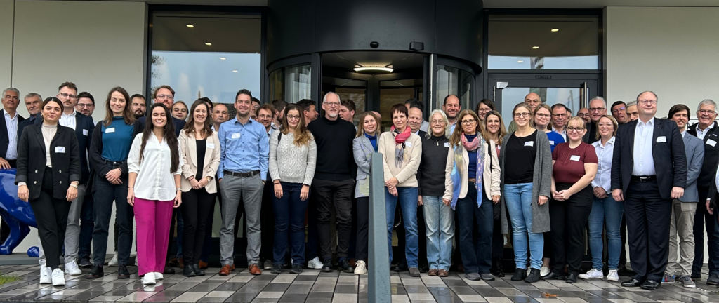 Gruppenbild der Teilnehmendem am AGEEN Erfahrungsaustausch vor dem Gebäude der hessischen Landesenergieagentur